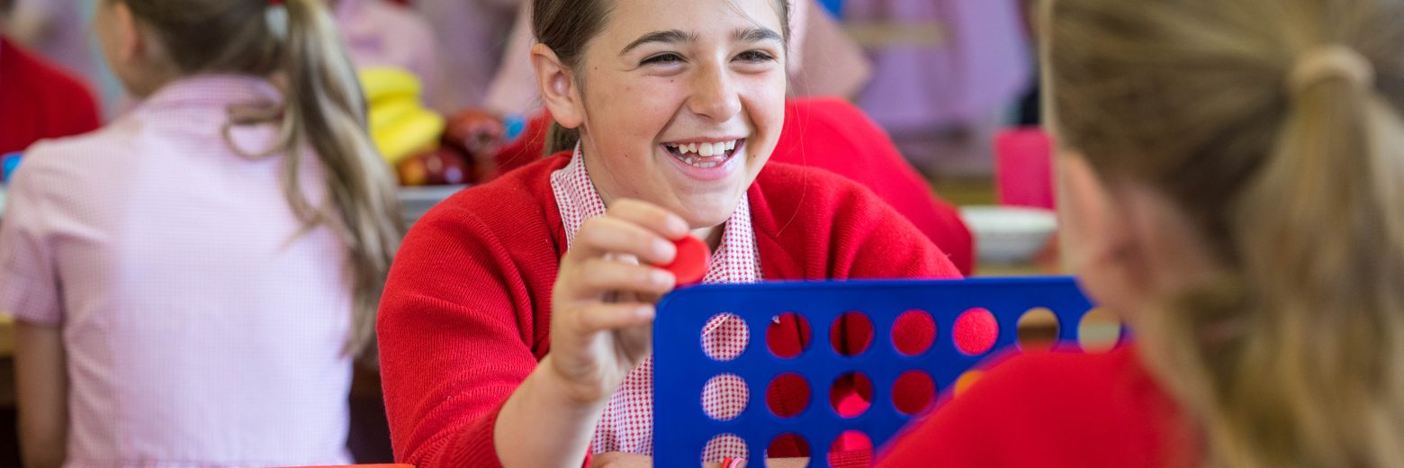 2 students playing connect 4